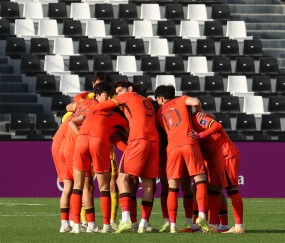 开云中国-北青：U23国足昨晚进行恢复训练+散步调整状态，今天场地适应训练